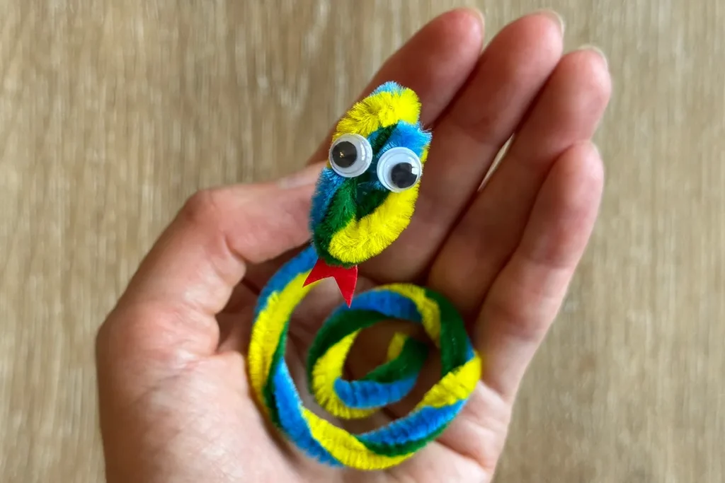 How to Make a Pipe Cleaner Snake-A Simple Craft for Beginners